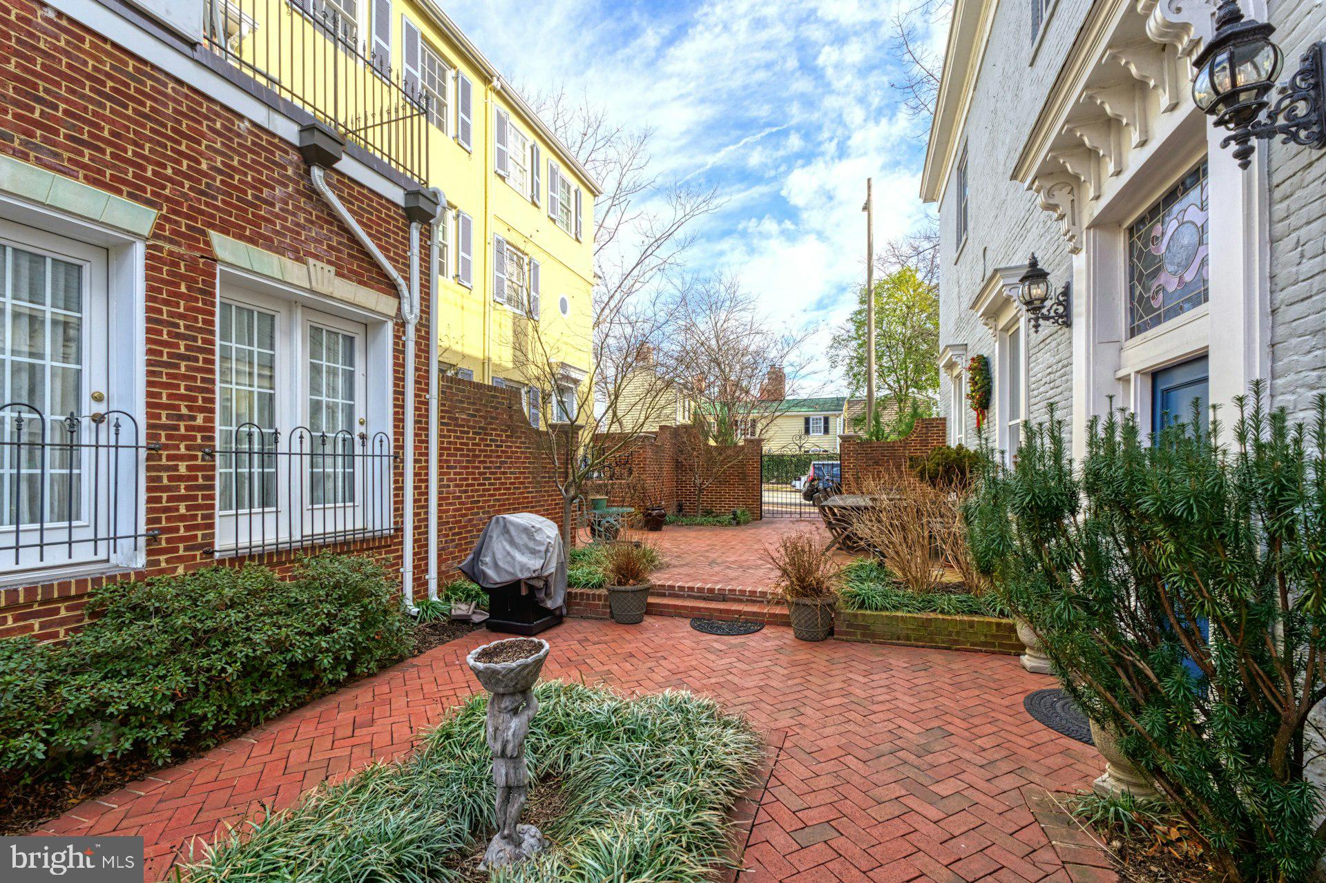 WOLFE ALLEY - Residential