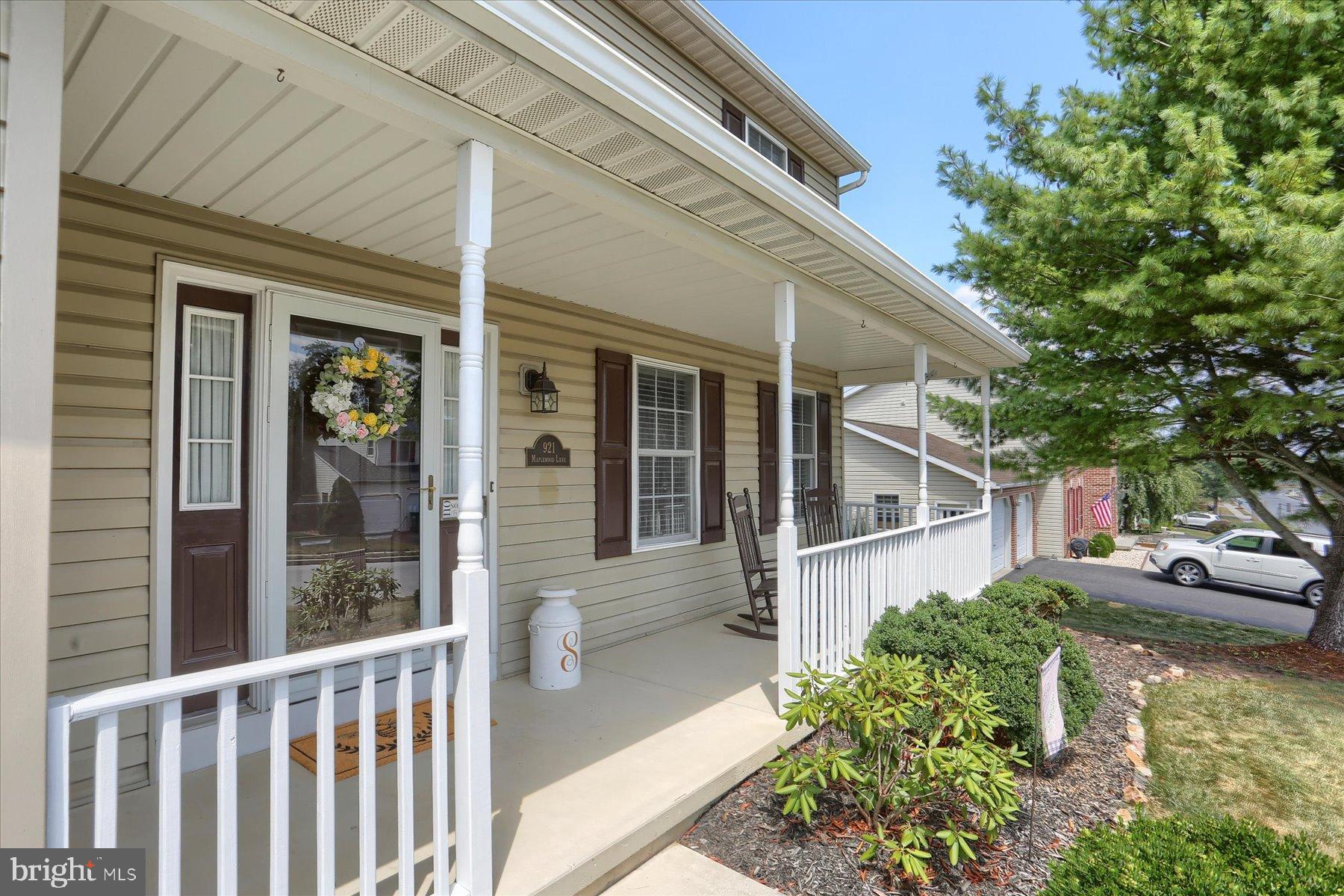 921 MAPLEWOOD LANE