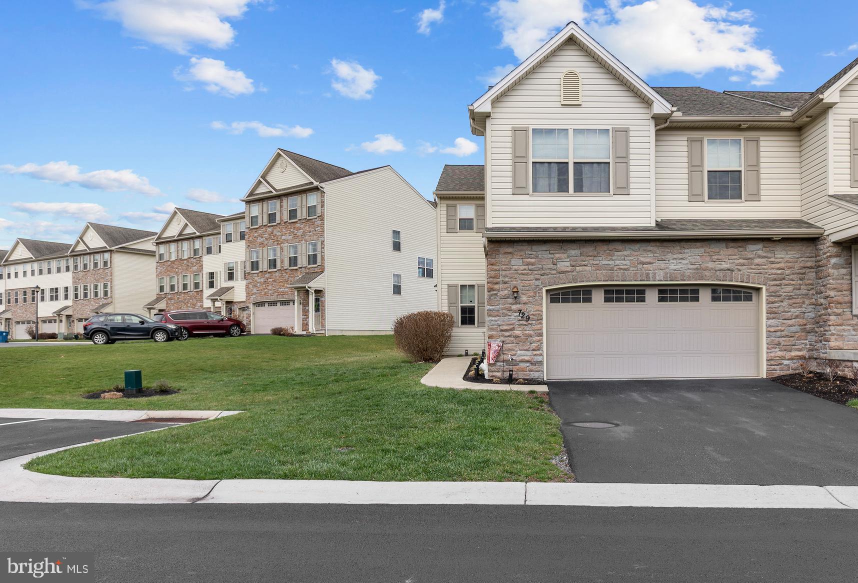 WINDING HILLS - DORSET SQ - Residential