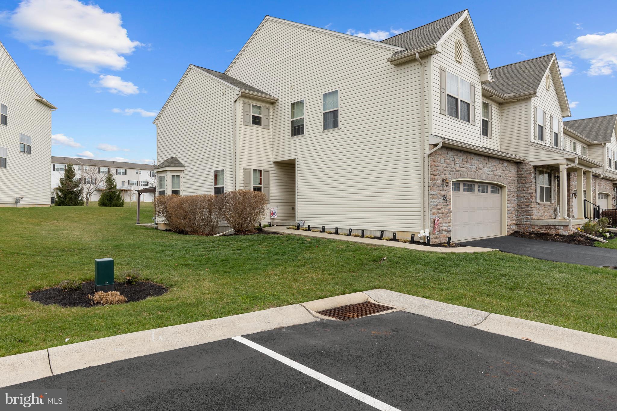 WINDING HILLS - DORSET SQ - Residential