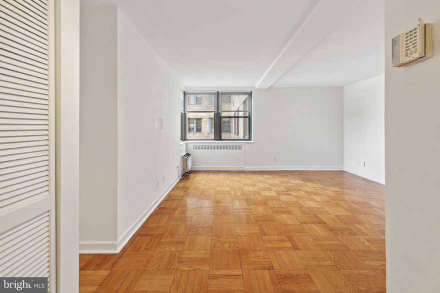 This comfortable and pristine corner one-bedroom residence at 2601 Parkway is not to be missed! Perfectly situated across from The Art Museum and Fairmount Park, this pet-friendly residence is close to Kelly Drive, Boat House Row, Whole Foods Market, The Barnes, great restaurants, and major transportation.