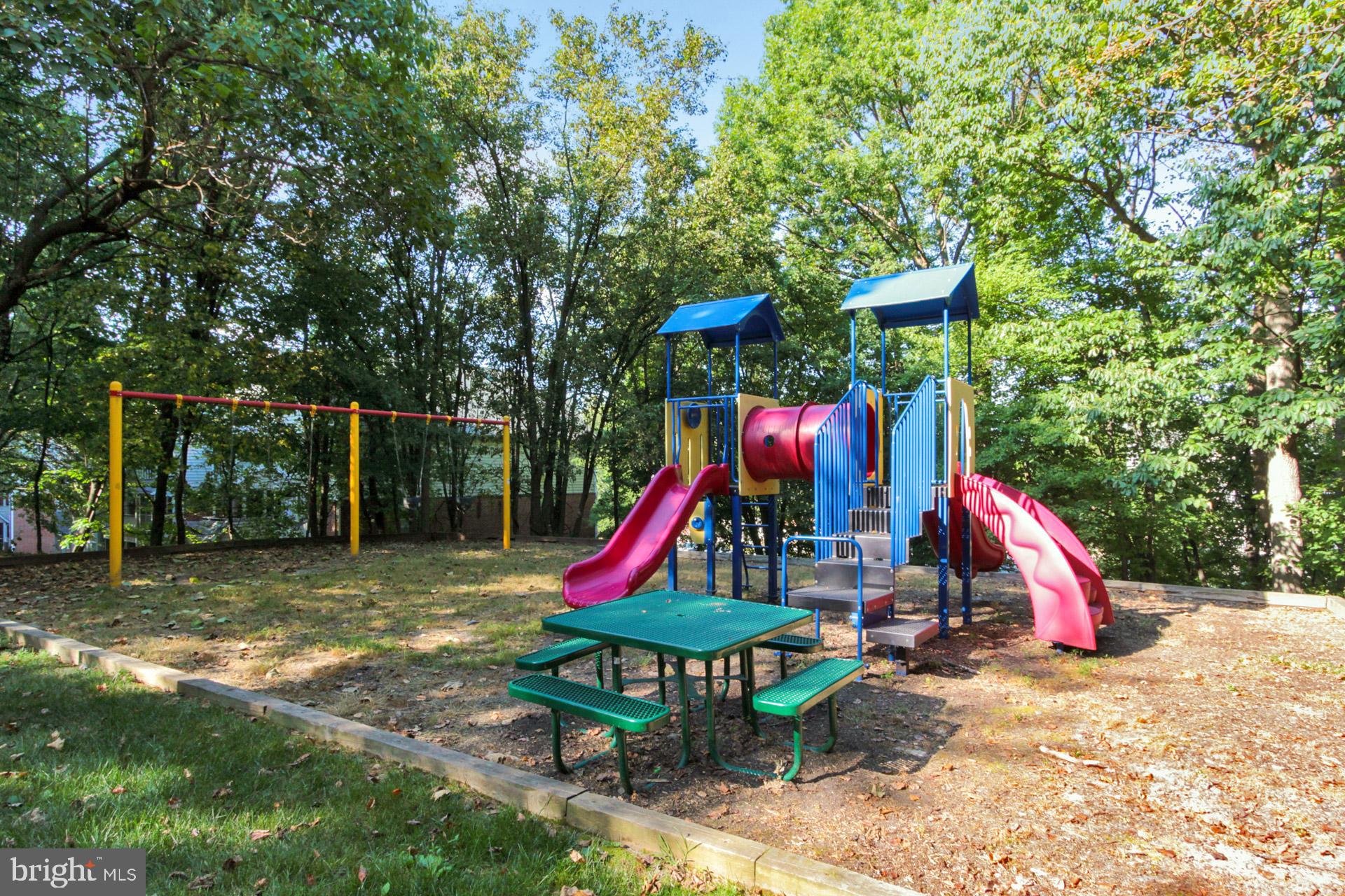 PENDERBROOK SQUARE CONDOMINIUMS - Residential