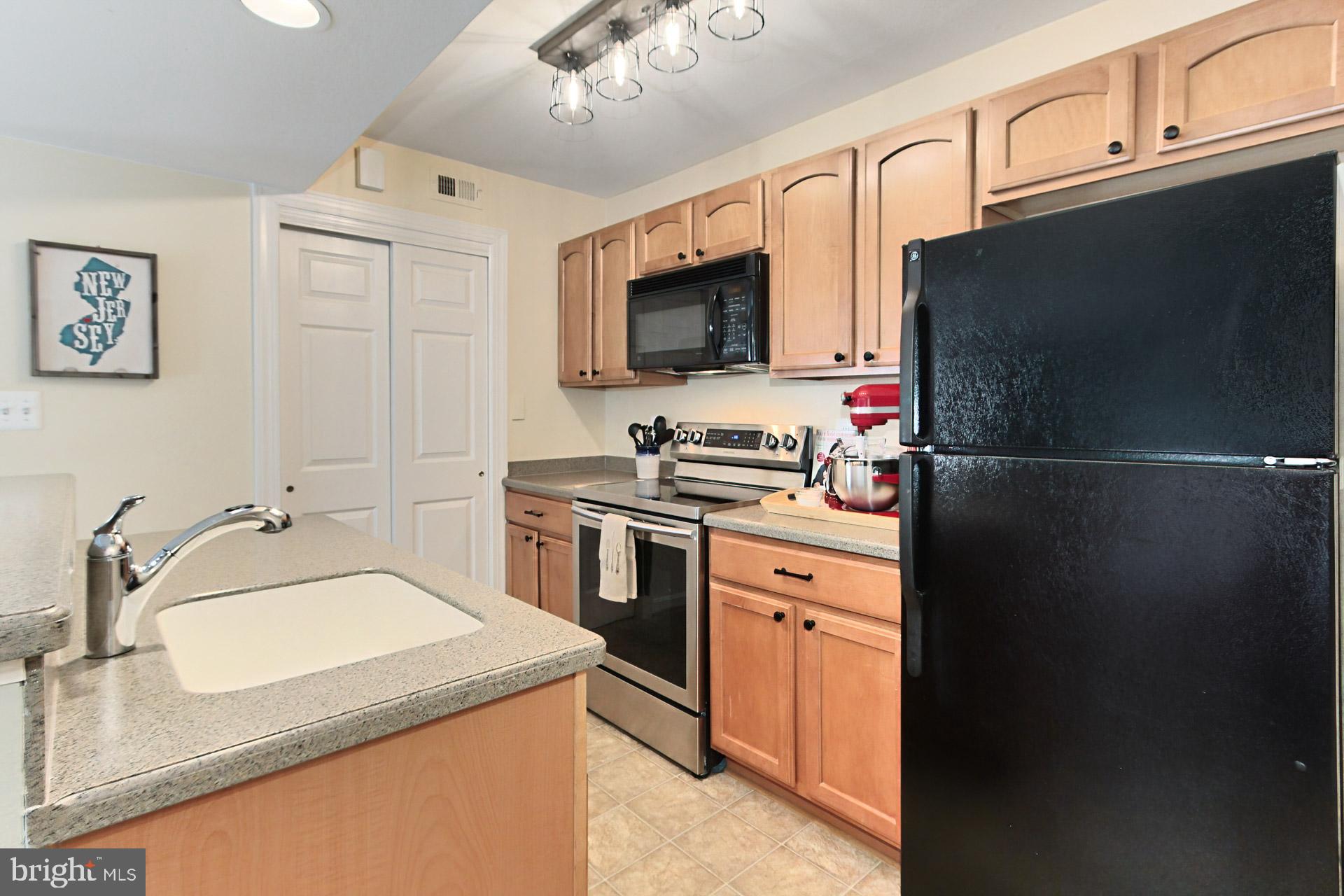 PENDERBROOK SQUARE CONDOMINIUMS - Residential