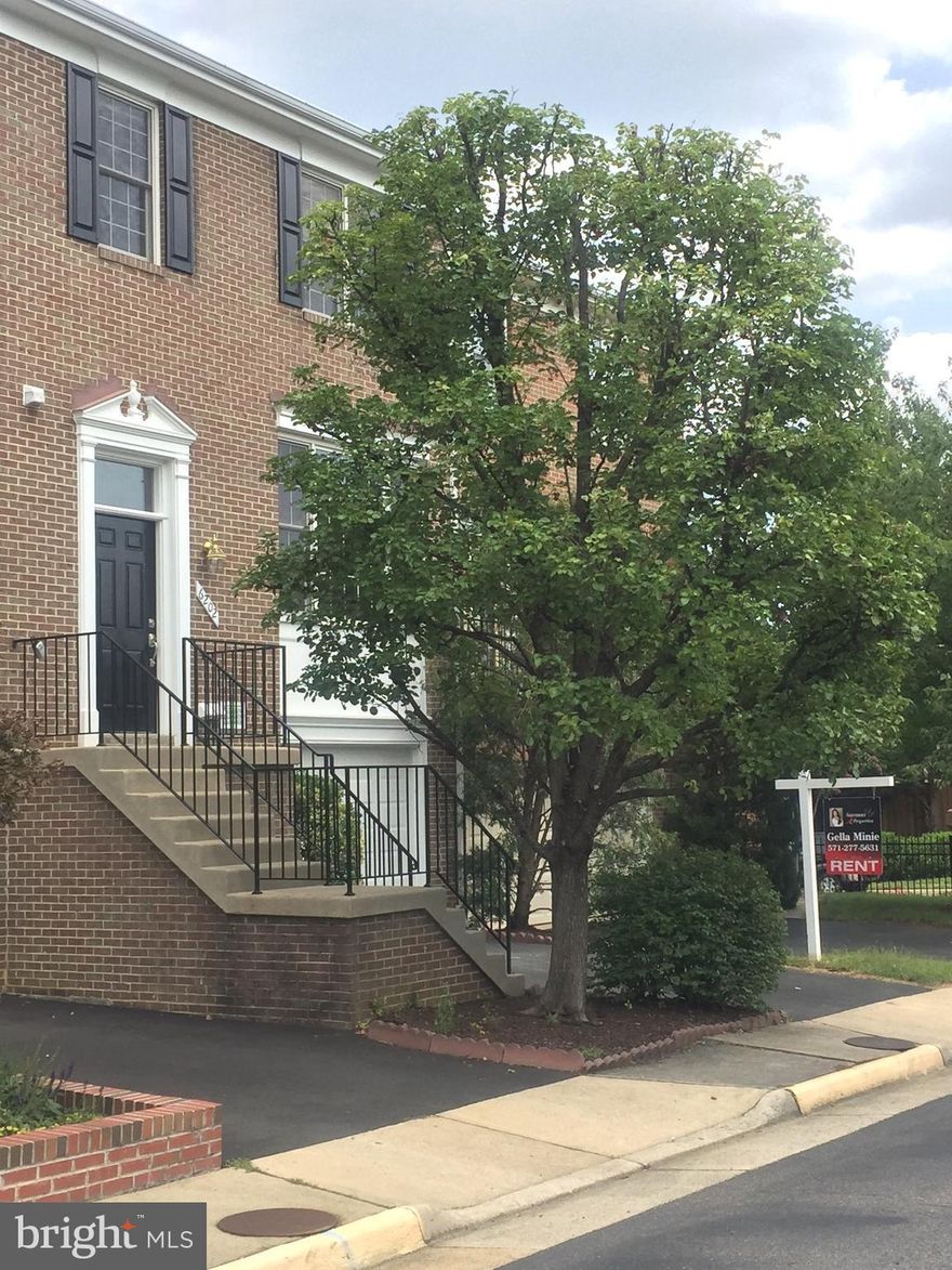 Gorgeous brick TH w/car garage fully remodeled kitchen, granite cnter tops/ backsplash, ss appliances, recess lighting, Deck of off the ktchn,  HW floors on Dining, living & brkfast nook, Spacious master bdrm w/ vaulted ceiling and walk-in closet w/organizers. Mstr bath-separate tub and shower w/frameless shower door. basement w/gas fireplace.. Close 2 shops, restaurants, and commuters routes