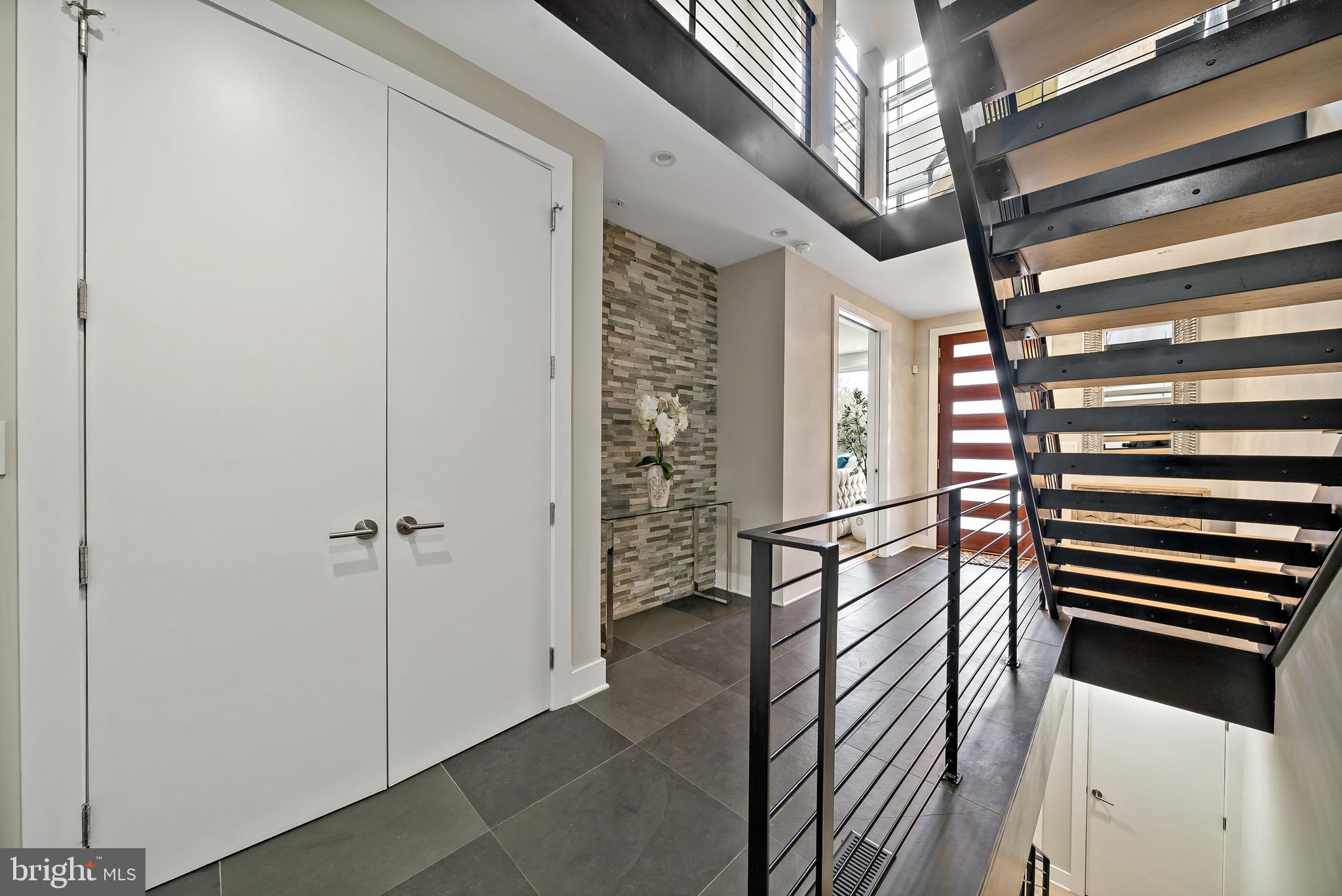 SOCIETY HILL - Residential Lease