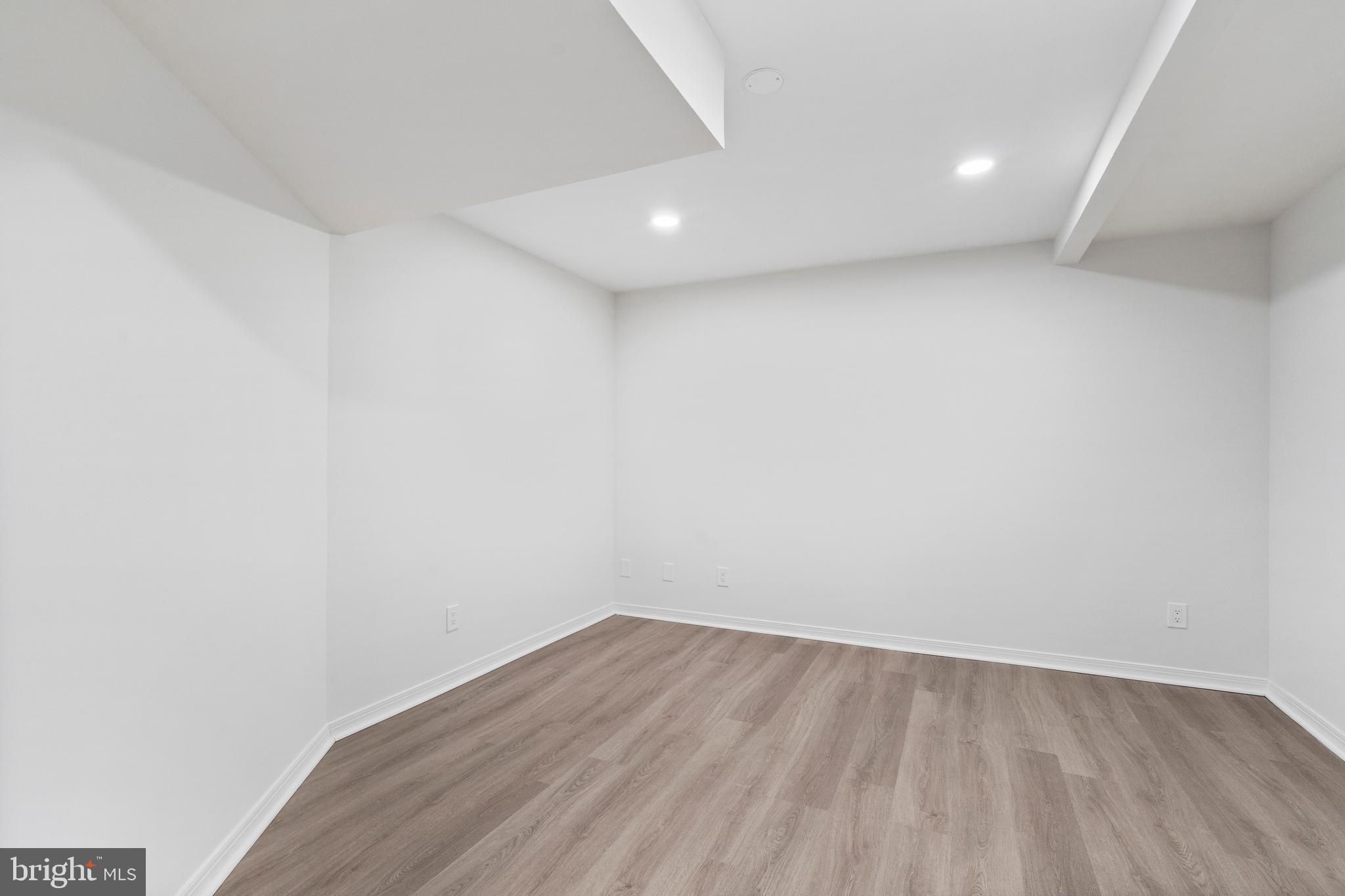 VIENNA OAKS - Residential