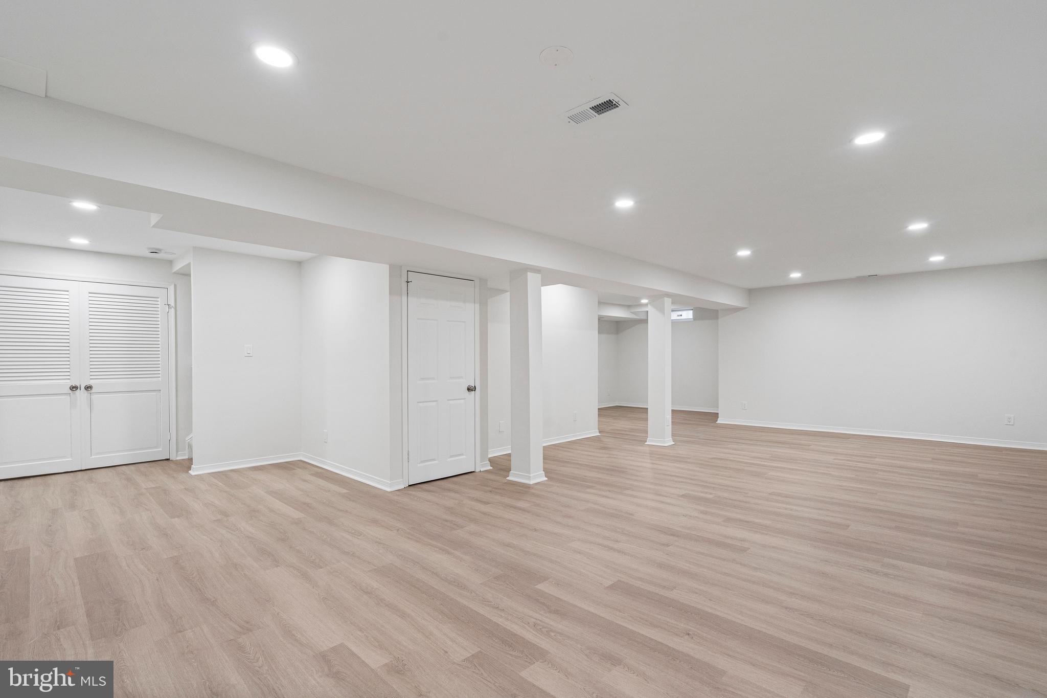 VIENNA OAKS - Residential