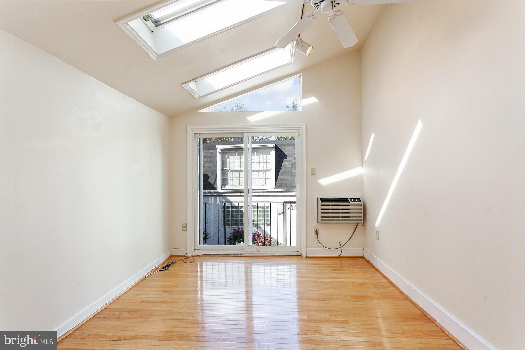 QUEEN VILLAGE - Residential Income