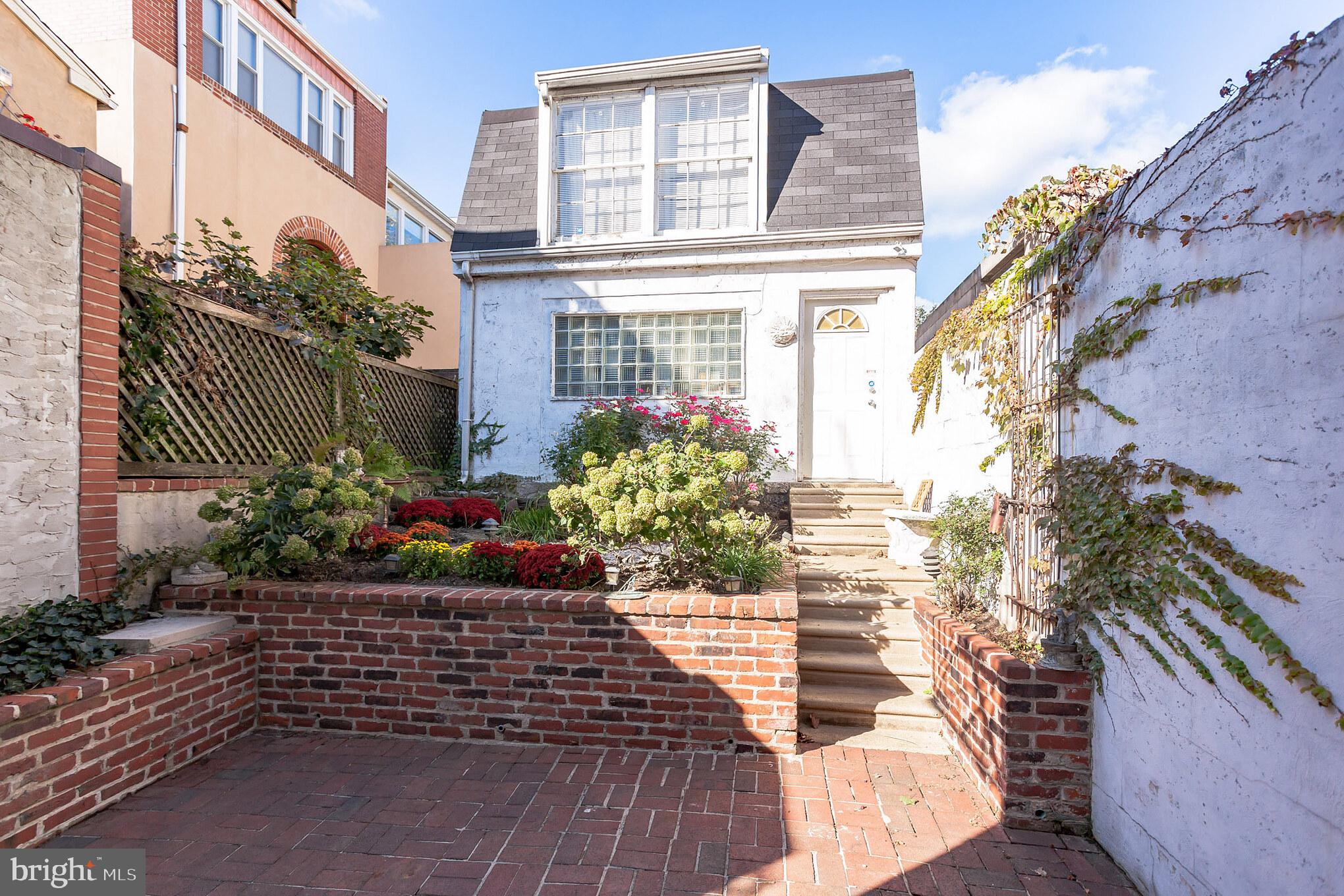 QUEEN VILLAGE - Residential Income