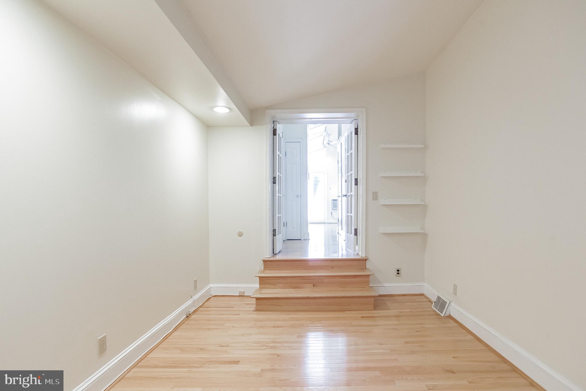 QUEEN VILLAGE - Residential Income