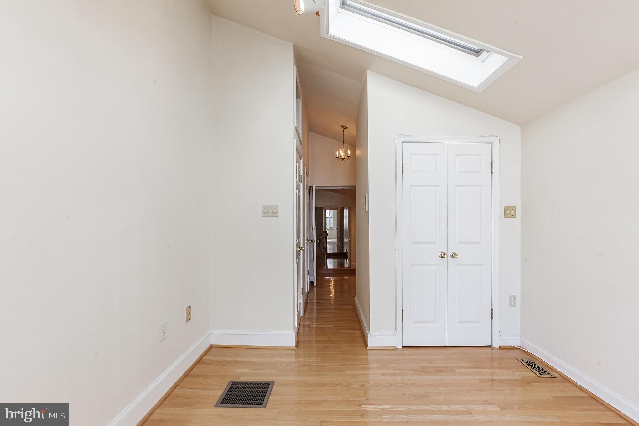 QUEEN VILLAGE - Residential Income