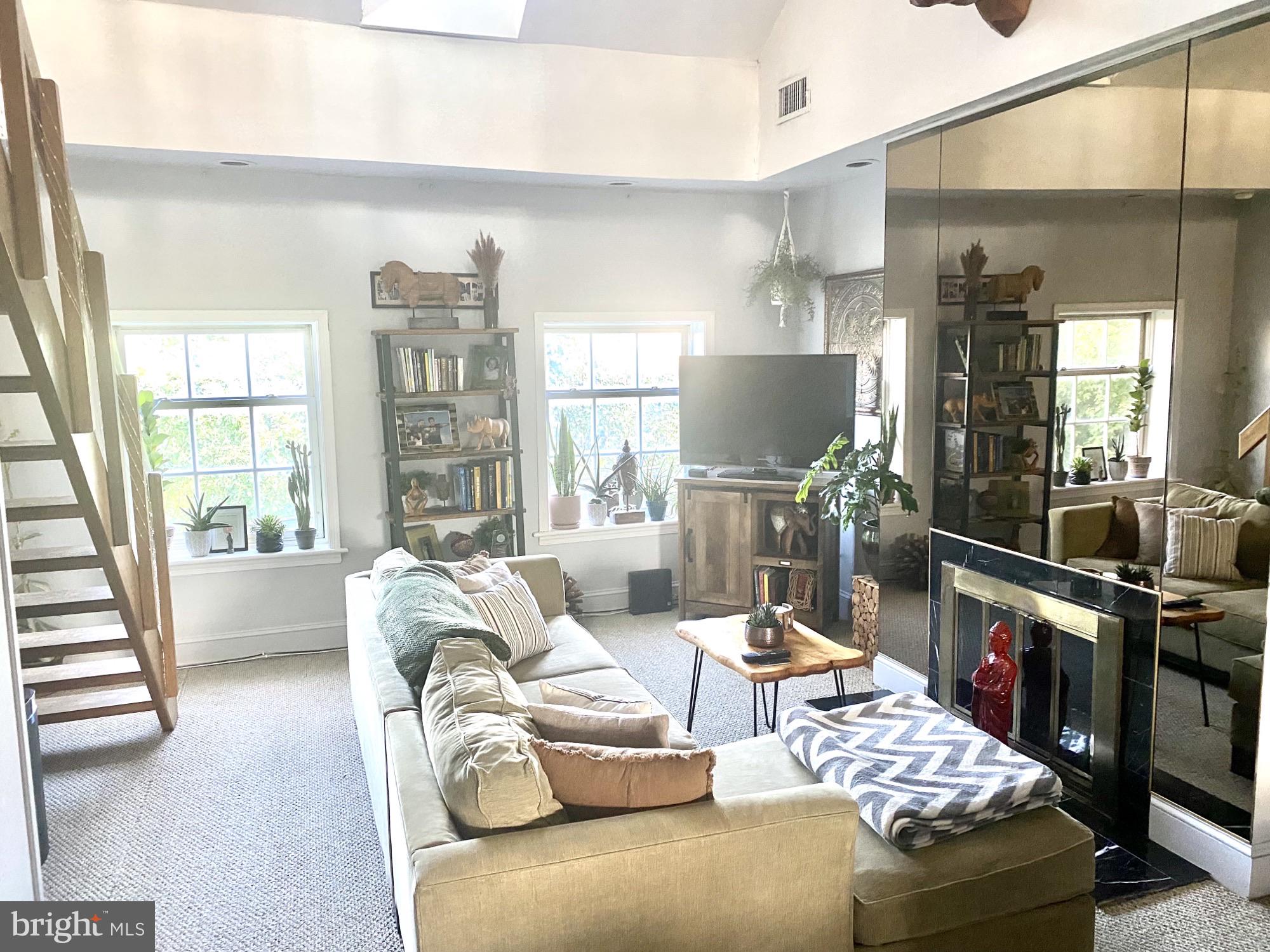 QUEEN VILLAGE - Residential Income