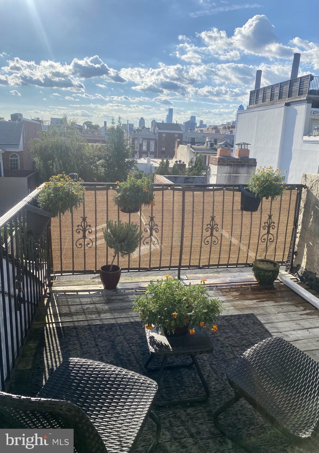 QUEEN VILLAGE - Residential Income