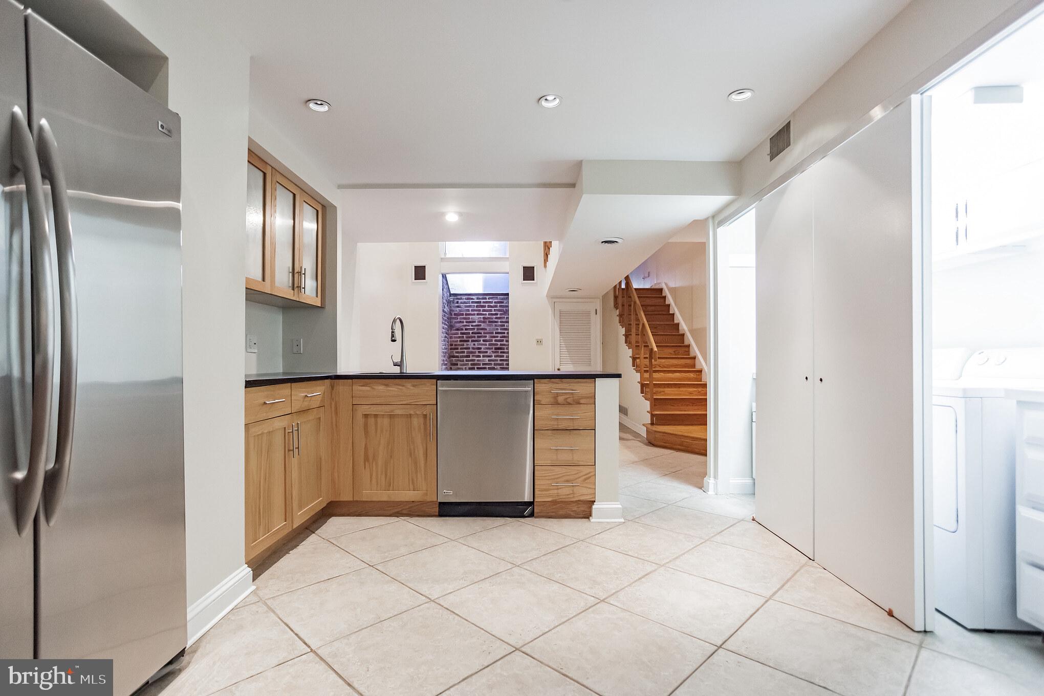 QUEEN VILLAGE - Residential Income