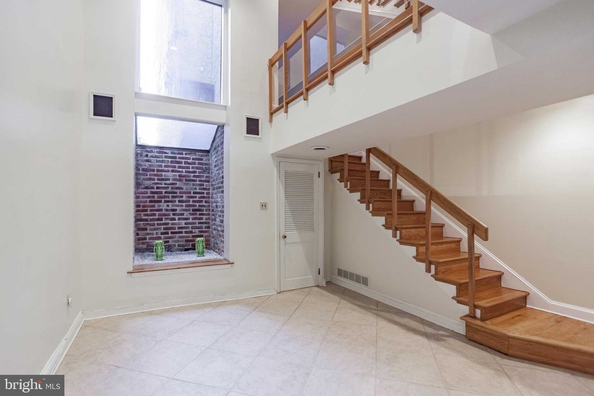 QUEEN VILLAGE - Residential Income