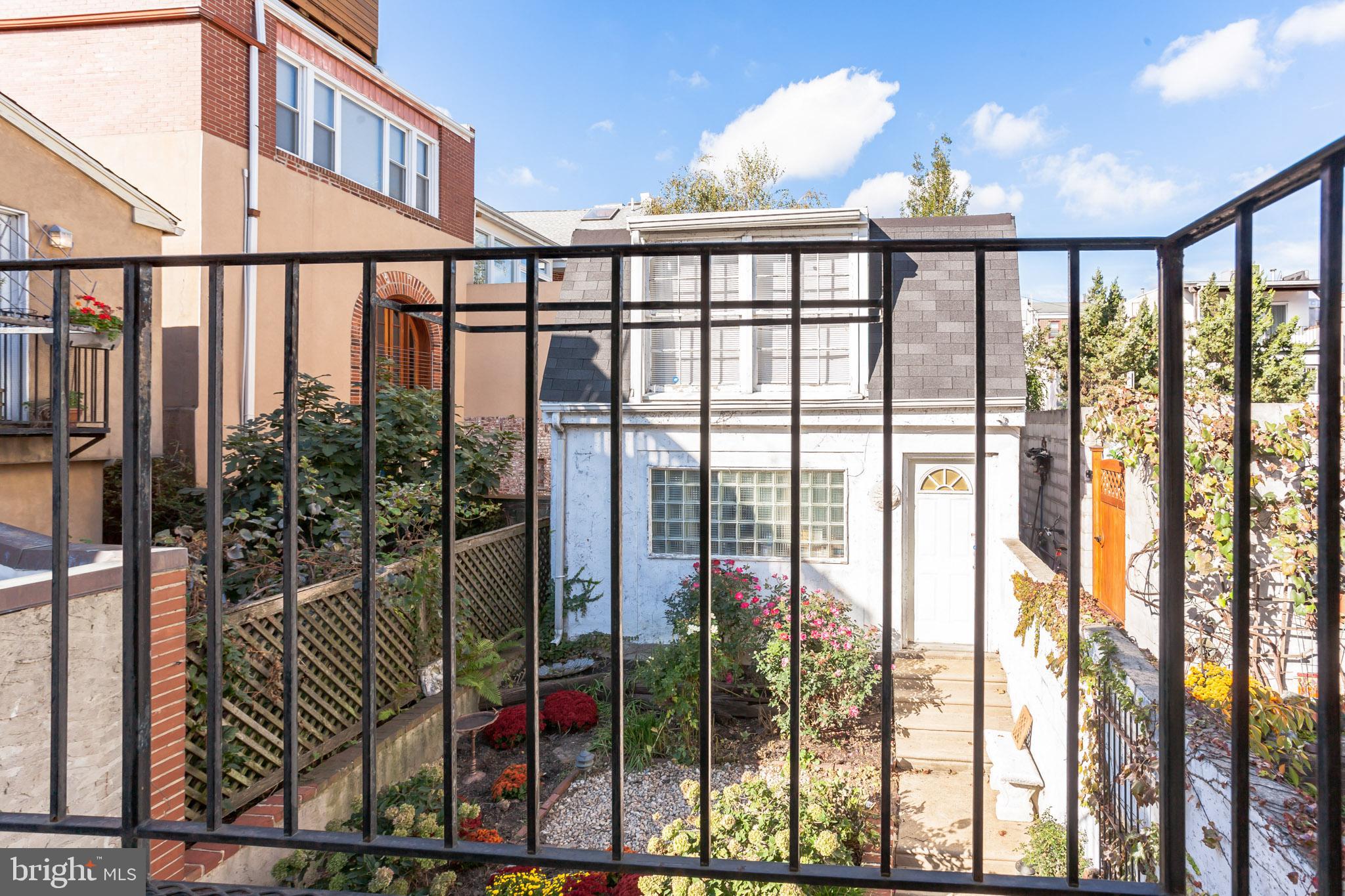 QUEEN VILLAGE - Residential Income