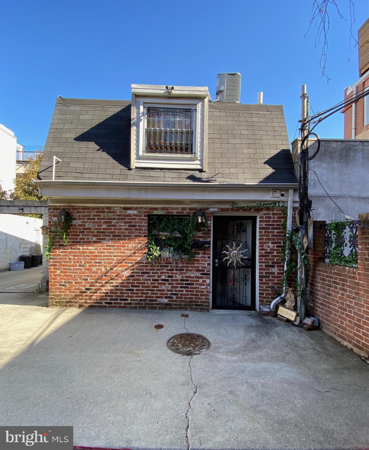 QUEEN VILLAGE - Residential Income