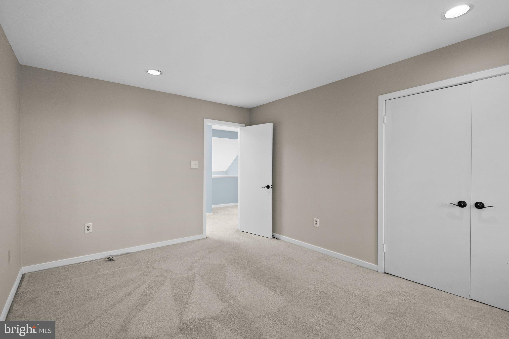 POTOMAC OUTSIDE - Residential