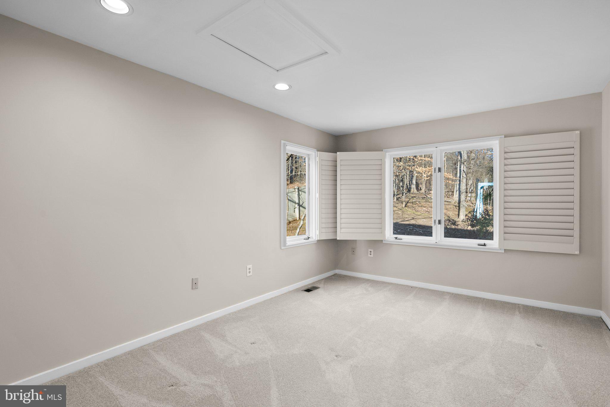 POTOMAC OUTSIDE - Residential