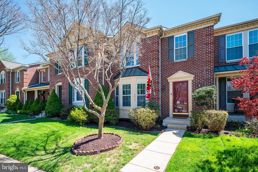 Remarkable offering in sought after Kingscup enclave of Dorsey Hall surrounded by trees and open space yet  minutes to shopping, restaurants and  major commuting routes.  Streaming with natural light, enter to find wide plank hardwood flooring throughout the main level. Living room features full bump-out bay window and is open to dining room with large passthrough to kitchen creating  a wonderful flow amongst the common areas .Sunny rear kitchen has been renovated to include updated cabinets, granite counters, center island, stainless steel  appliances,  breakfast room and access to expansive deck overlooking dedicated open space.  Inviting upper level landing with skylight welcomes you to the bedroom level. Here you'll find  a large primary suite with walk-in closet, vaulted ceilings and private bath. Spacious  primary bathroom with double sink vanity, glass shower door, skylight and window for maximum natural light. Two additional bedrooms each with vaulted ceilings. Hall bath offers large vanity and tub-shower with ceramic tile surround. Finished lower level offers large rec space with LVP flooring, fireplace, full length window for natural light and atrium doors to the large covered private deck. Also find a full bath for your guests plus a full storage room with workbench. New roof, carpet and flooring just this year plus thoughtfully maintained and improved during this owners stewardship. Turnkey opportunity!!