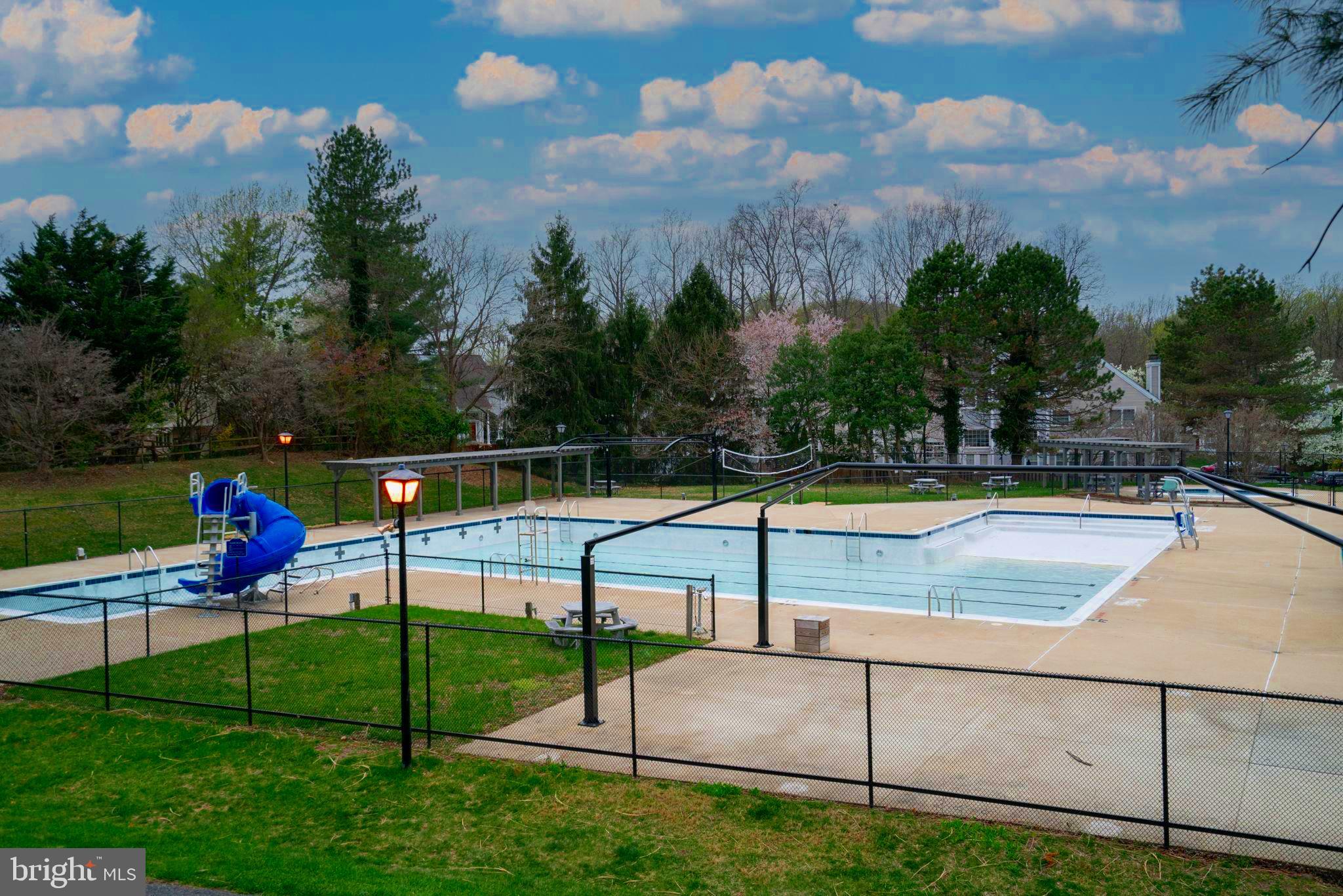 LAKE HALLOWELL - Residential