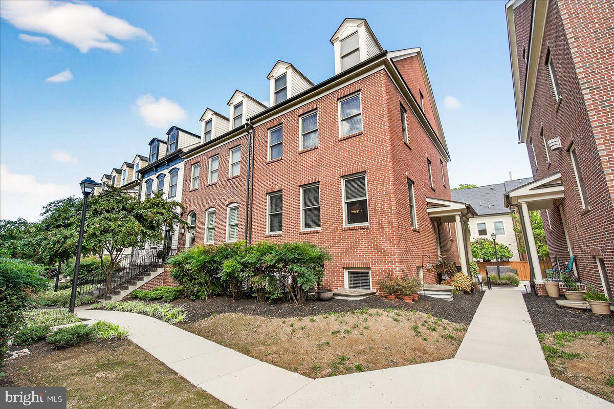 18 MAXWELL SQUARE