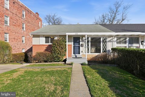 Photo of 604 Blandford Street, ROCKVILLE, MD 20850 (MLS # MDMC2222672)