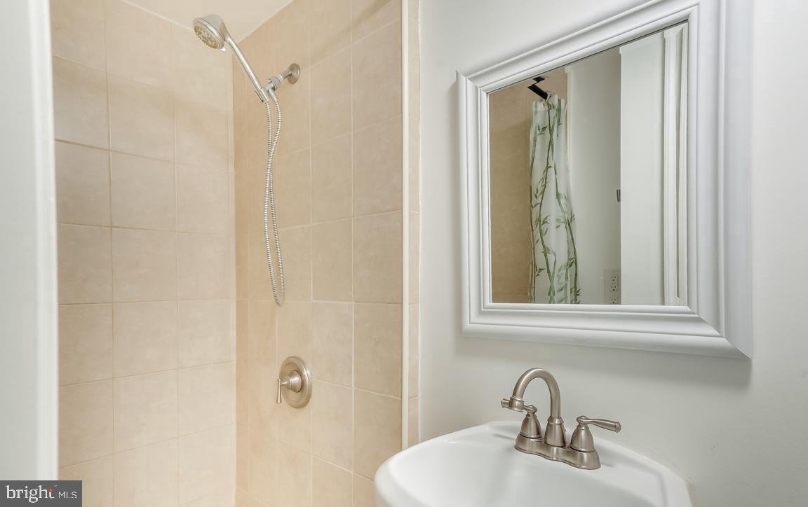 MONTGOMERY CENTURY - Residential Lease