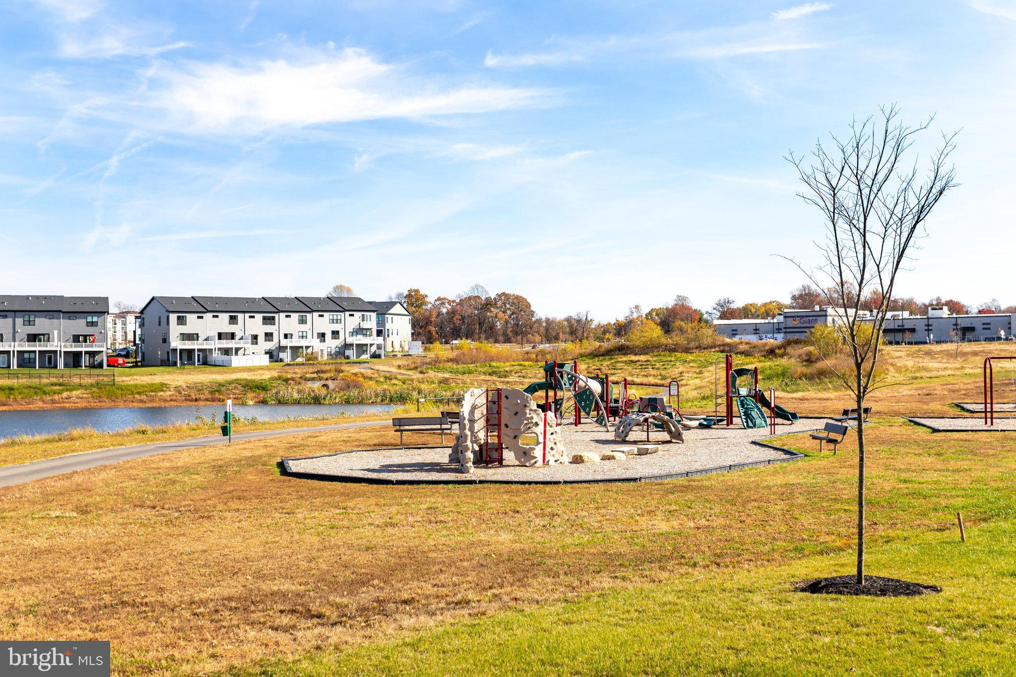 SOUTH LAKE - Residential