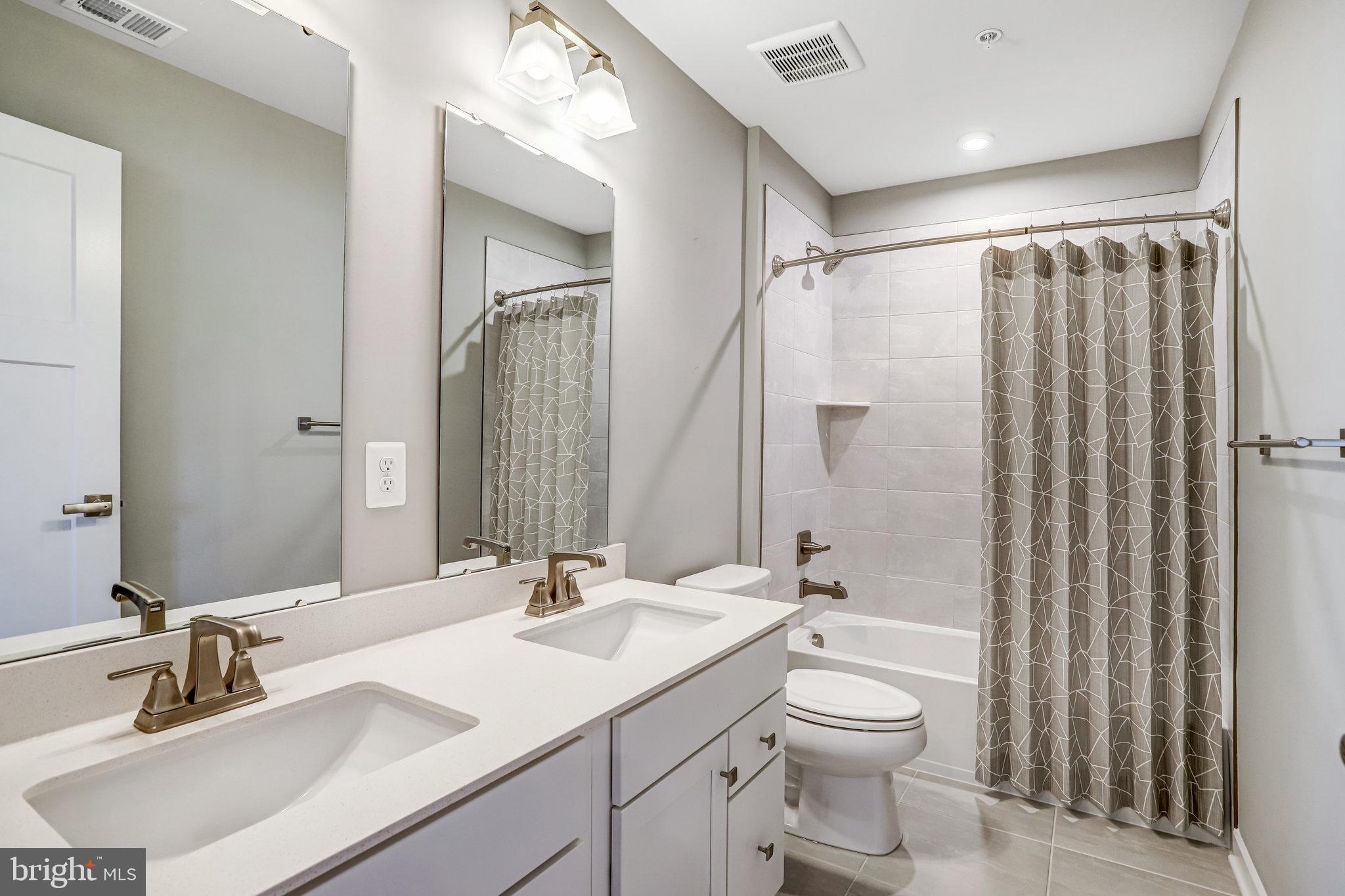 SOUTH LAKE - Residential