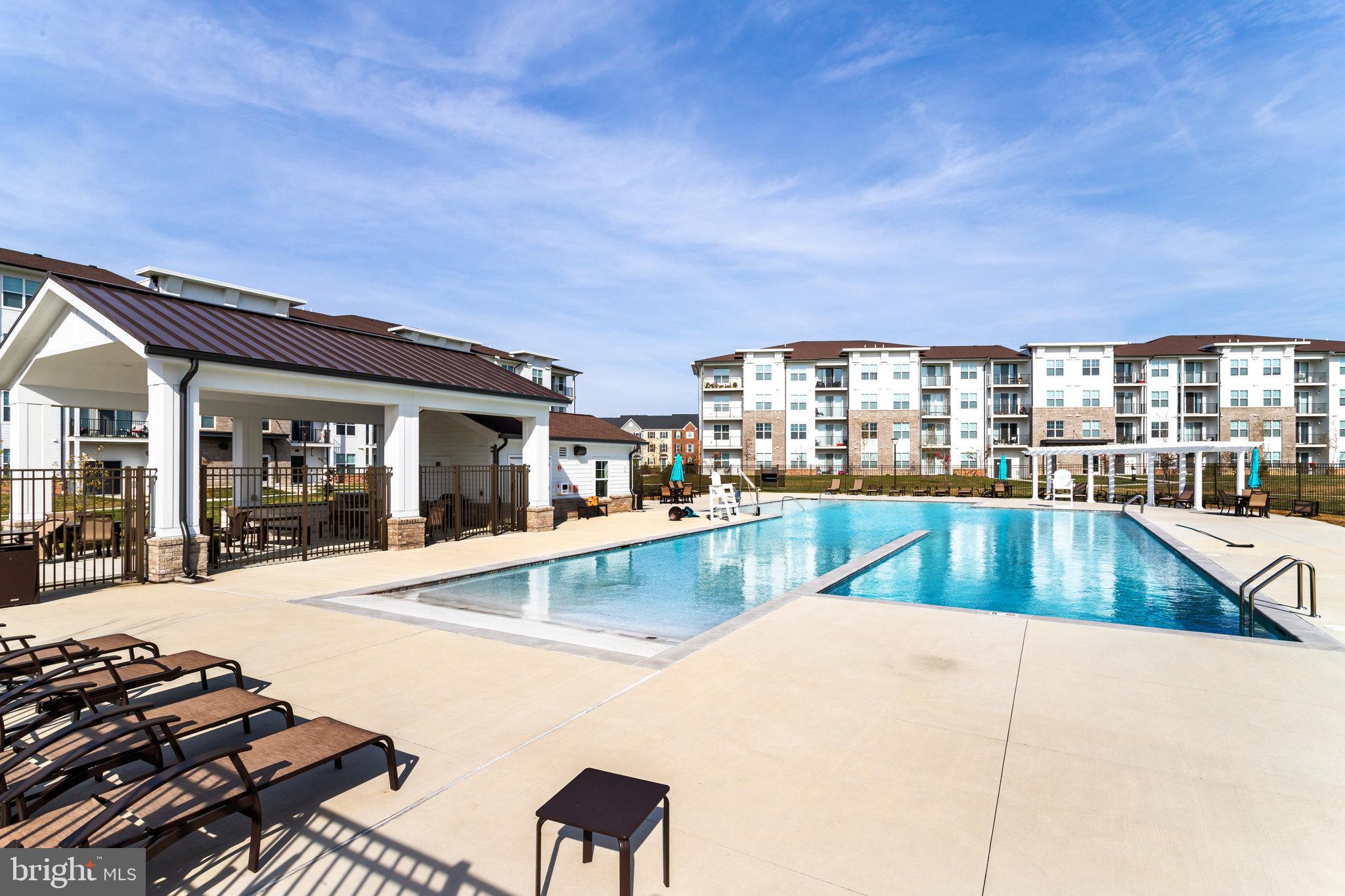 SOUTH LAKE - Residential