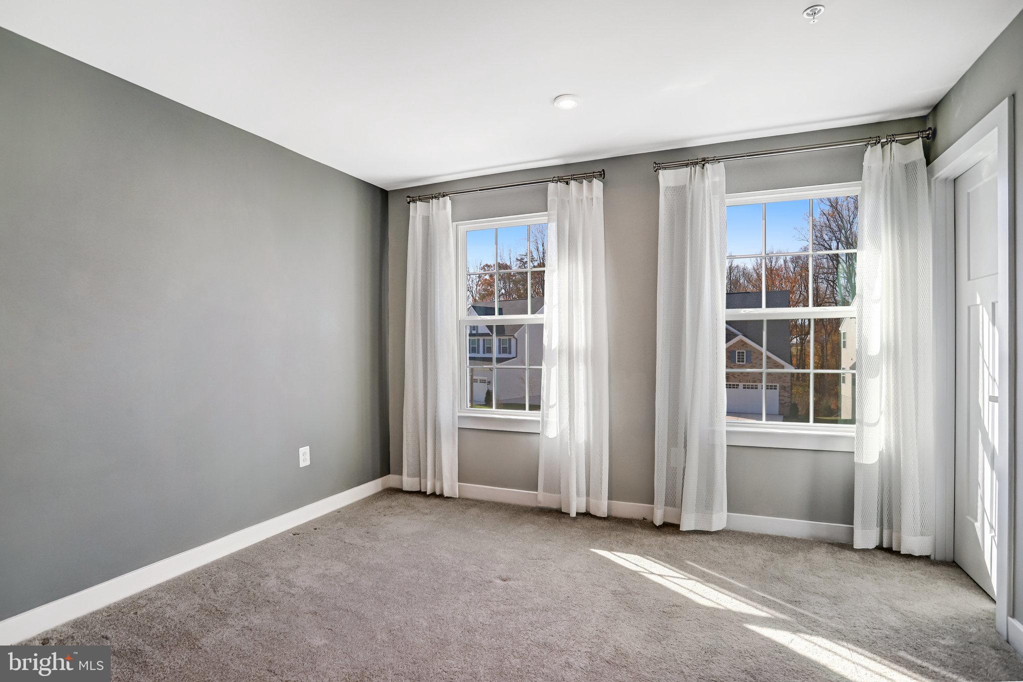 SOUTH LAKE - Residential