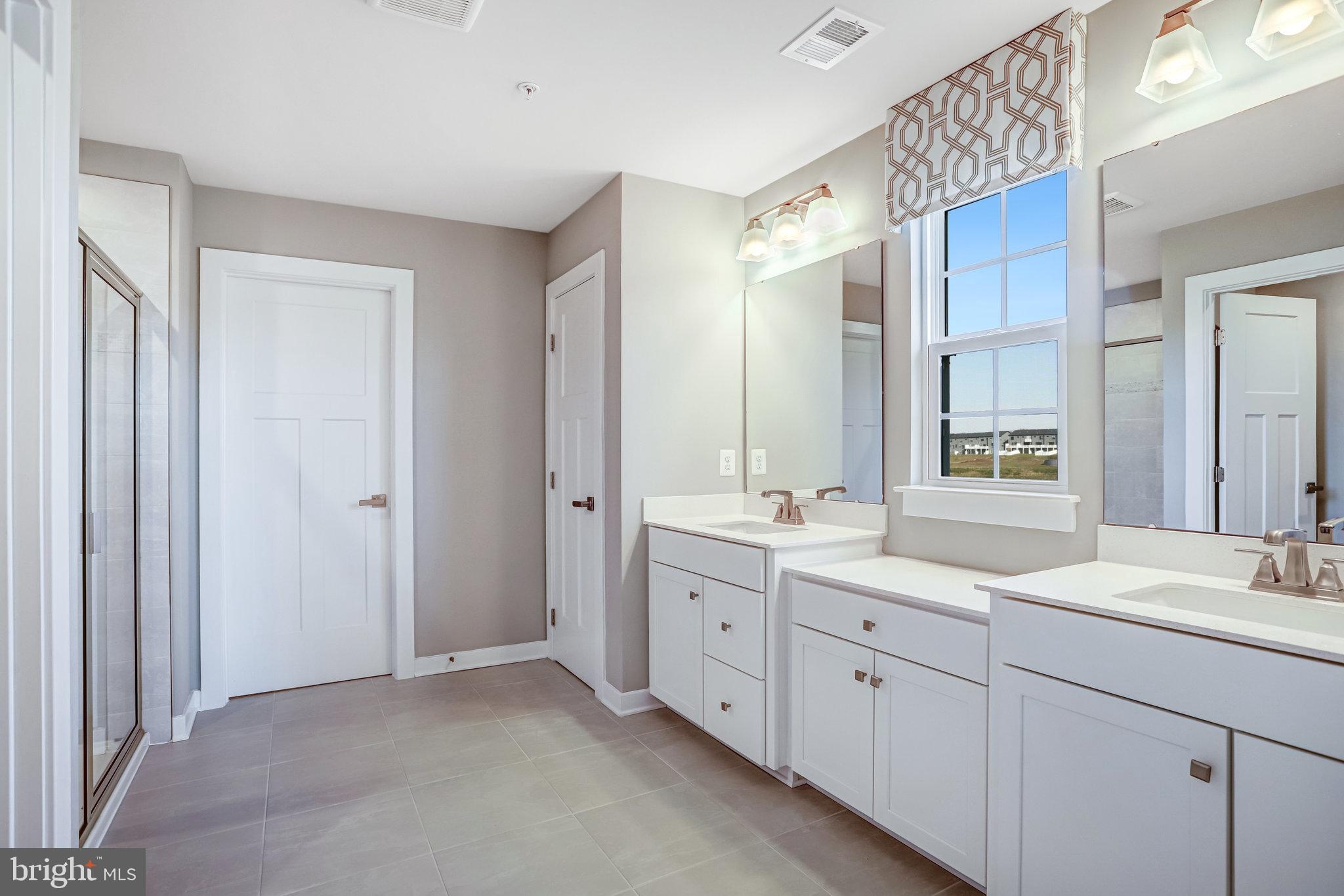 SOUTH LAKE - Residential