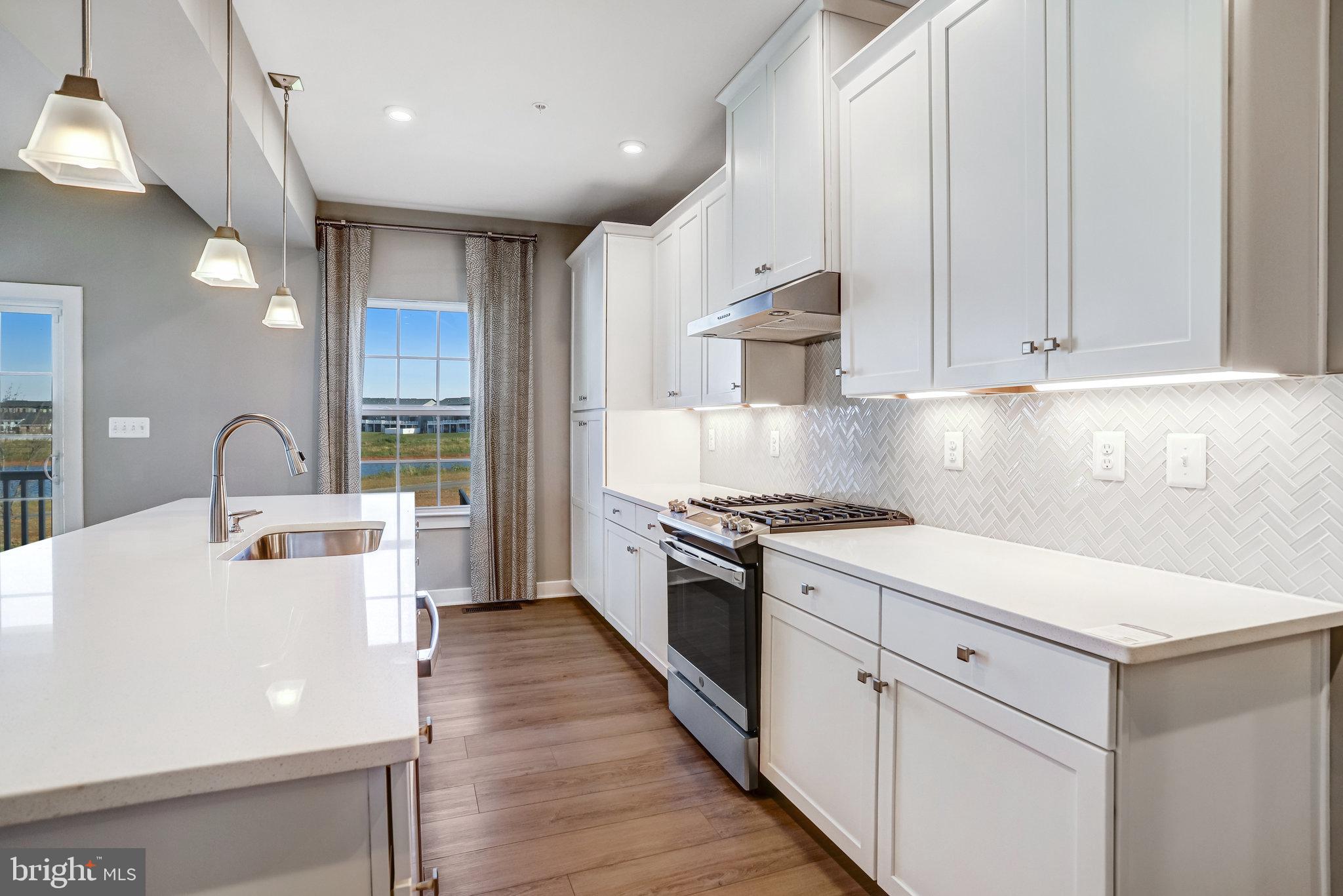 SOUTH LAKE - Residential