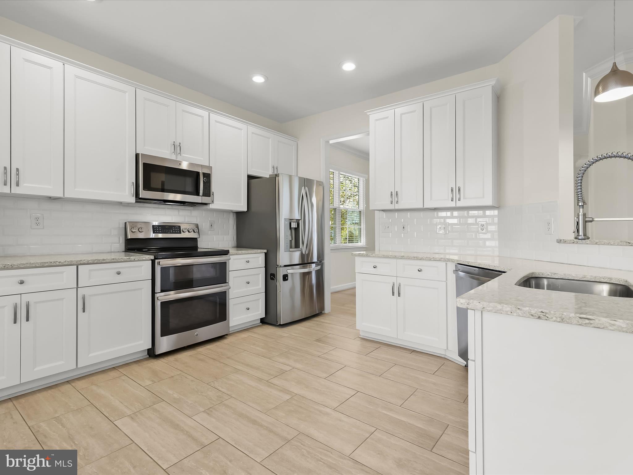 492 HAWKRIDGE LANE