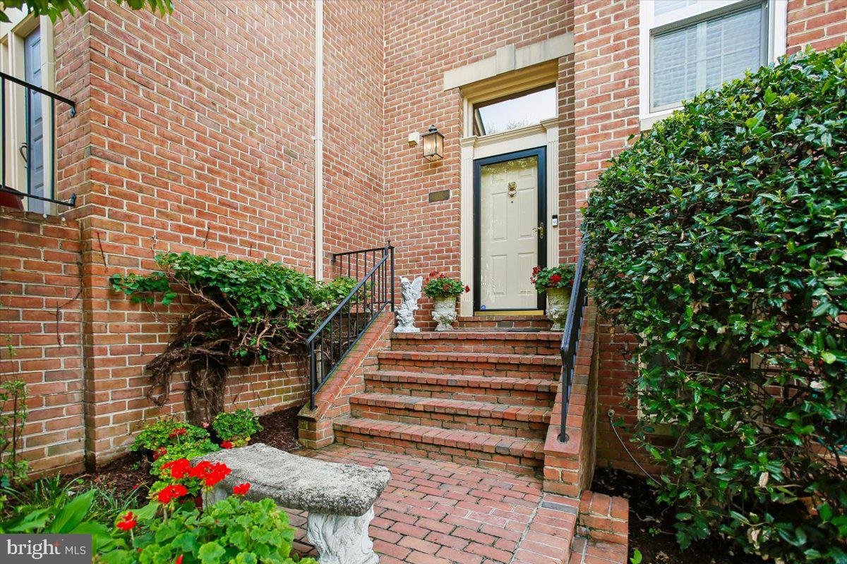 1403 MCLEAN MEWS COURT