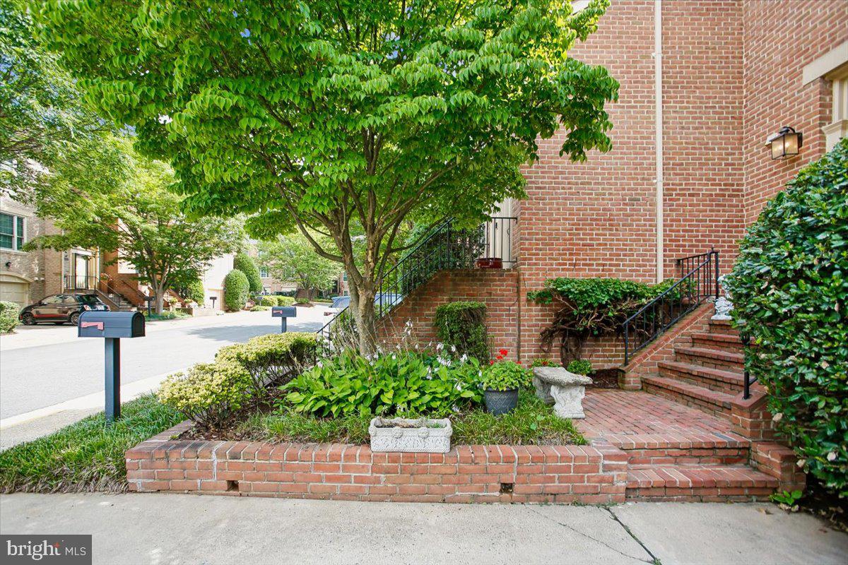 1403 MCLEAN MEWS COURT