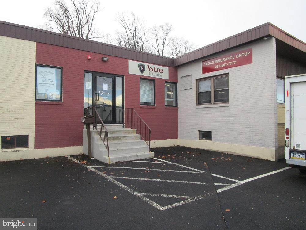 Unit actual address is 2799 Philmont Unit C.
1400+/- square foot Office space. Unit is currently 4 private offices, reception area, additional open office area, restroom, kitchenette area and small storage closet. Shared Foyer entrance, through Glass door into reception area which is approx 11 x 33, small storage closet off the entrance way and restroom off reception area . 2 offices both approx 12.5 x 14 to the right of the reception area. Small kitchenette area at the rear of the large room. additional reception area to the left that is approx 12 x 22. 2 offices off this area office 3 is approx 15 x 11 and office 4 approx 10x 15. Rent is $1925 a month plus $70 a month which covers trash ($40.00) and water ($30.00). Looking for a 2- 3 year lease. First, last and one month security needed to move in.
