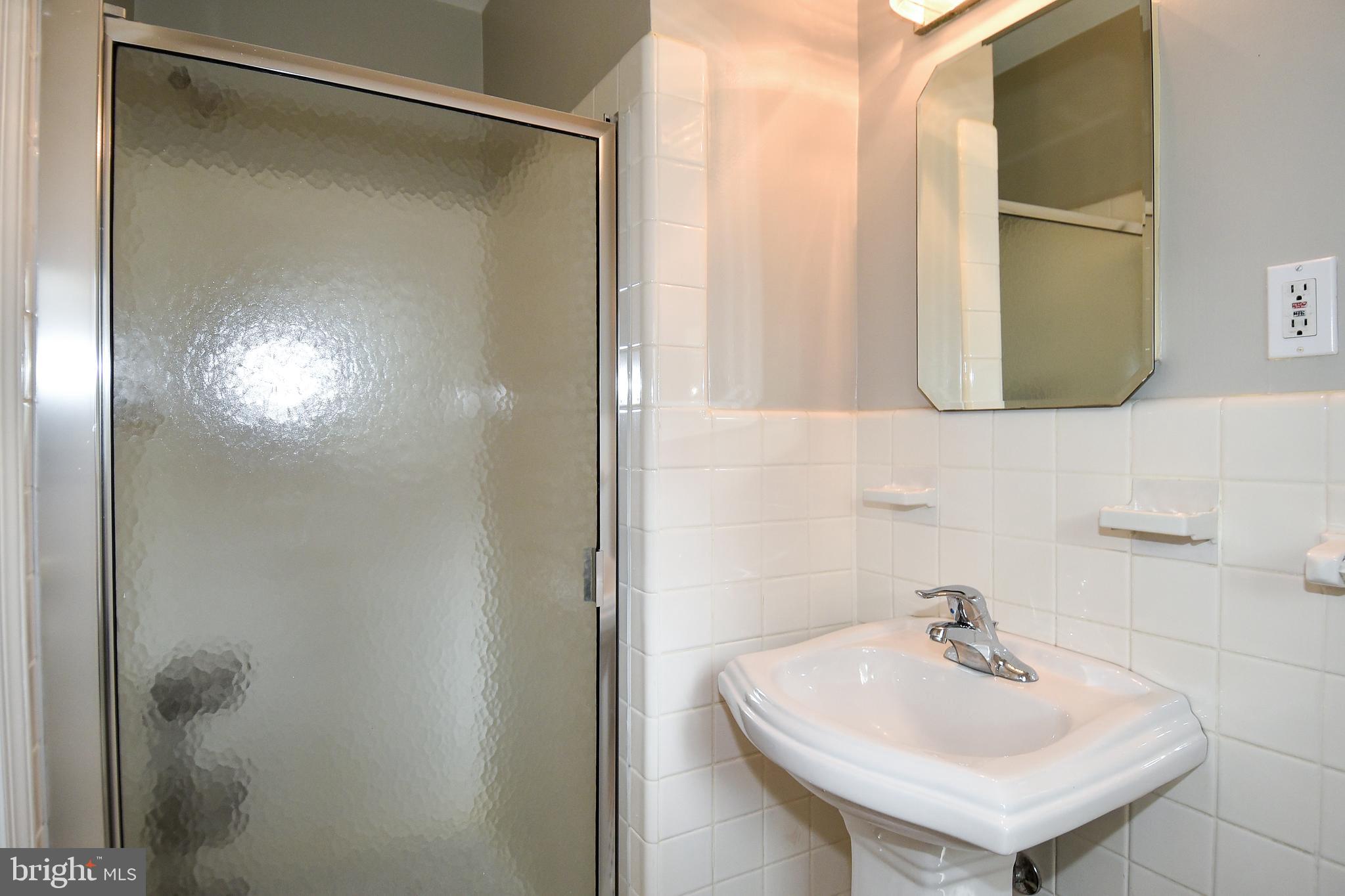 GOLF CLUB MANOR - Residential Lease