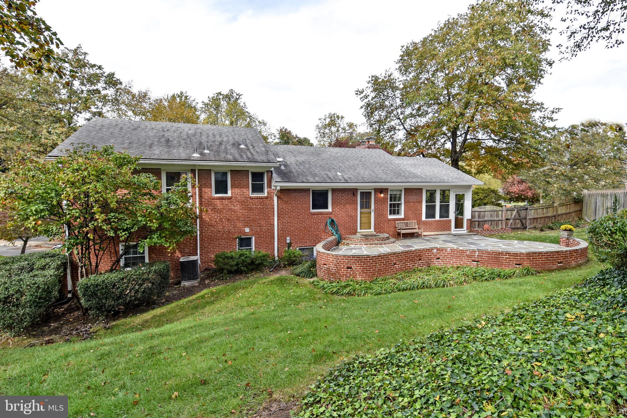 GOLF CLUB MANOR - Residential Lease