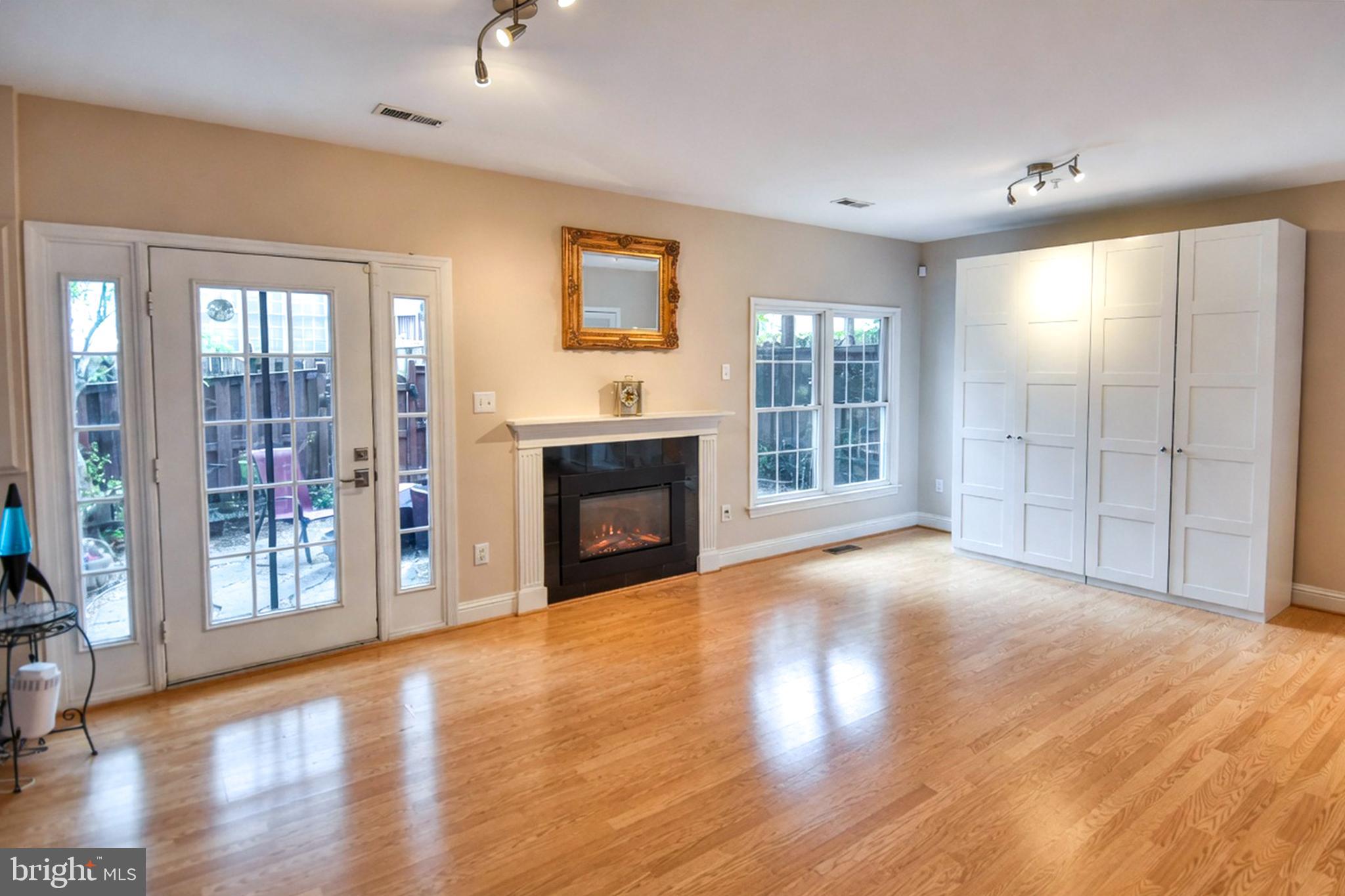TOWER OAKS - Residential