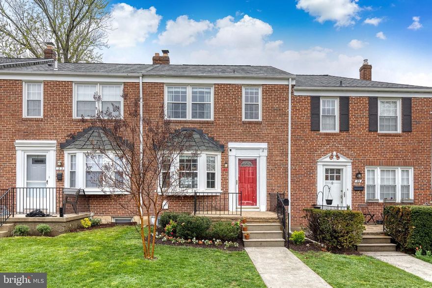 Welcome to 31 Regester-  a Rodger's Forge townhome nestled in the heart of one of the area's most sought-after neighborhoods! Featuring 3 bedrooms, an updated open-concept kitchen and dining area with modern updates, and a bright, inviting living room. The newly refinished lower level offers a versatile family room or flex space perfect for a playroom, home office, or cozy movie nights. Step outside to a fully fenced backyard, ideal for summer BBQs or a safe spot for kids to play. This home truly has it all! Open House on 4/19!
OFFER DEADLINE- SATURDAY, APRIL 19, 8PM