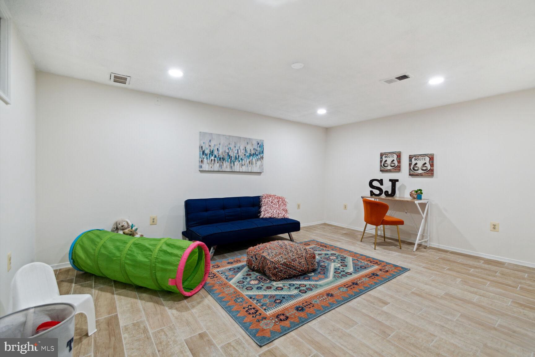 CONNECTICUT GARDENS - Residential