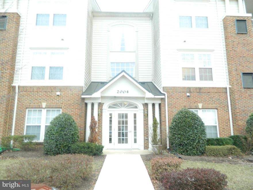 Move in Ready Condo with an open Floor Plan.. Very Spacious on the First level. 2br 2ba with a den//office.. Stainless Steel Appliances and upgraded countertops.. 55+ Adult Community