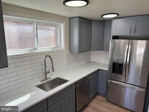 Townhouse For Rent - 323 Spruce Street<br/> Delaware County, GLENOLDEN, PA 19036