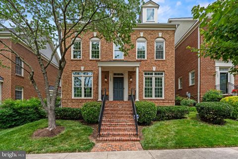Photo of 1405 Buena Vista Avenue, MCLEAN, VA 22101 (MLS # VAFX2317716)