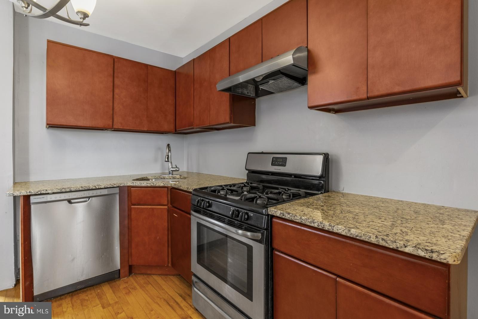 PORT RICHMOND - Residential Lease