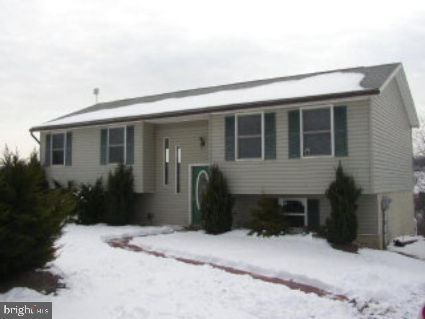 DECK OFF DINING ROOM, WALK OUT BASEMENT, NEW W/W CARPET ON MAIN LEVEL. GREAT VIEWS OF LAKE. Mailing Address Continued: AUBURN Color: CLAY Amp: 200