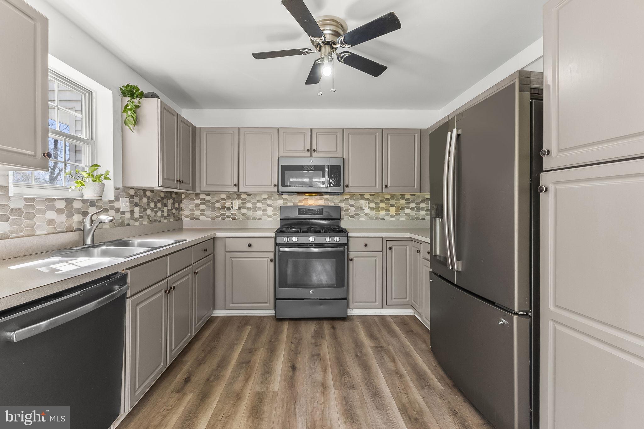 COURTS AT BELLE POINTE - Residential