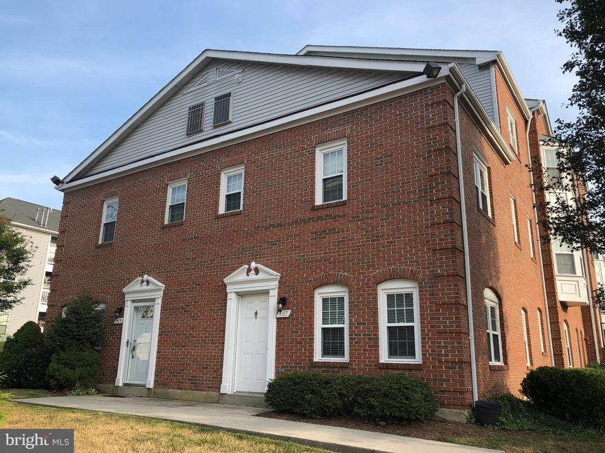 CHARMING 2 LEVEL END UNIT CONDO TOWNHOUSE IN SOUGHT AFTER LEESBURG GATEWAY II-IT HAS ITS OWN SEPARATE ENTRANCE-2 BDRM, 2.5 BATH, MBR WITH WALK-IN CLOSET & FULL BATH, HUGE LIVING ROOM, LVP FLOOR ON LIVING AND DINING ROOM, GRANITE COUNTERTOP. WASHER & DRYER ON UPPER LEVEL, CLOSE TO DULLES TOLL RD.& RTE 7-CLOSE TO OUTLET MALL.